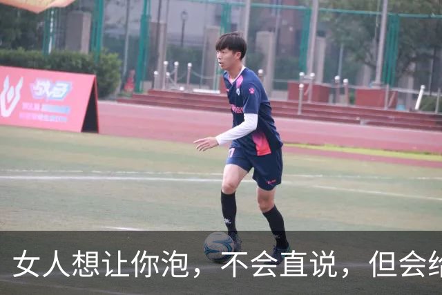 女人想让你泡，不会直说，但会给你6个暗示，90%男人都错过了